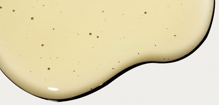 liquide jaune pâle en mouvement