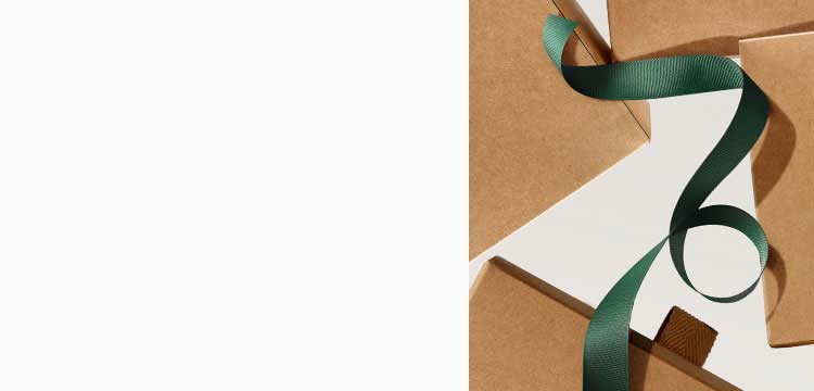 fond blanc avec des coffrets cadeaux brun et ruban vert foncé