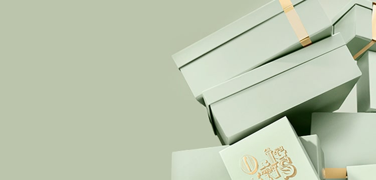 boîtes cadeaux sur un fond vert pâle