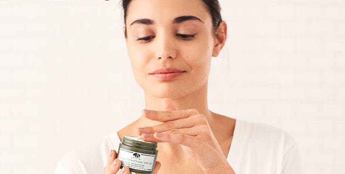 femme appliquant une crème